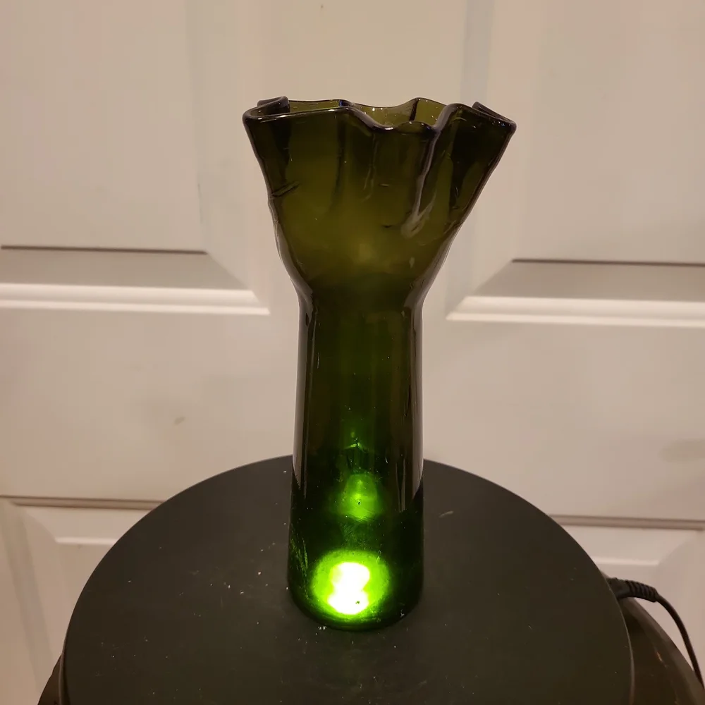 Vintage Green Glass Hand Blown Artisan Handkerchief Vase 8.25" - Picture 3 of 10